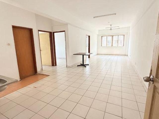 Palm Garden BBK apartment 300m to LRT3