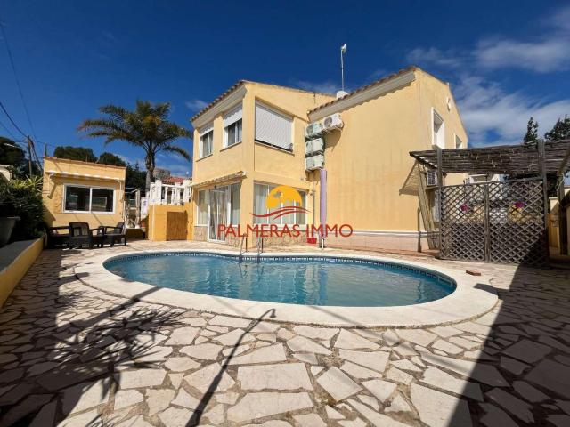 Palmeras Immo le presenta esta encantadora casa construida e. 192m² L'Ametlla de Mar