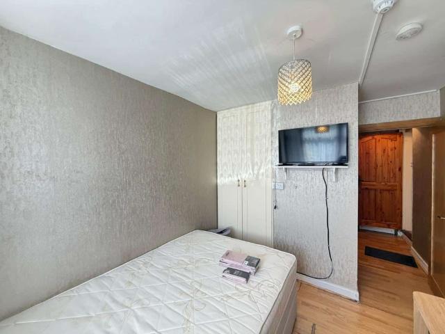 Palmerstown Drive, Palmerstown, Dublin 20 Room To Rent Room B