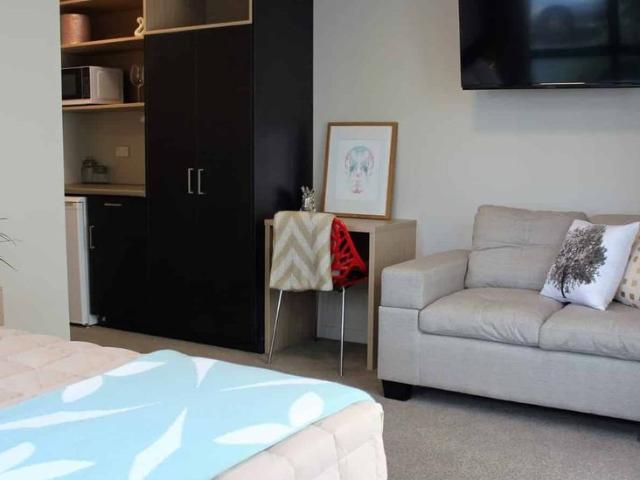 Papatoetoe Studio Includes Utilities
