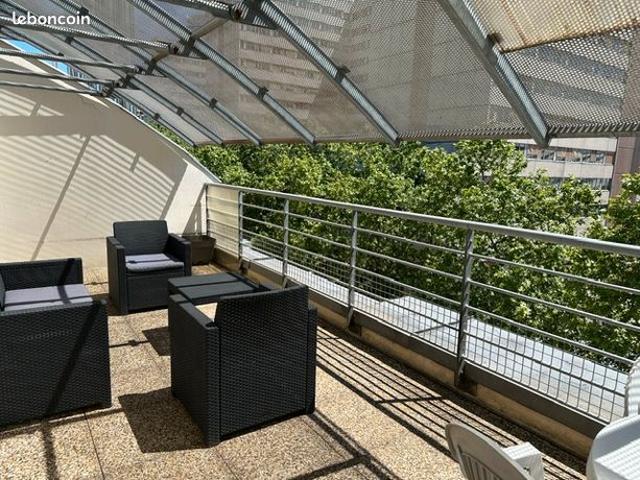 Part Dieur T2 en dernier étage avec terrasse