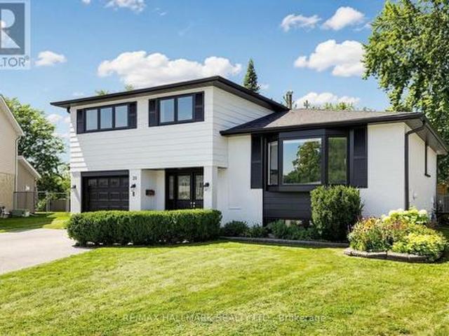 Part 1 20 Oak Court, Aurora, ON, L4G 3J6 house for sale | Listing ID N13669 | Royal LePage