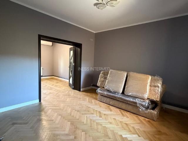 parter de vila stradal Calea Vitan colt cu Mihai Bravu / 2 camere 50mp