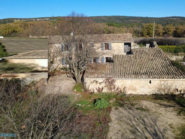 Ancienne ferme pleine de charme offrant un beau potentiel