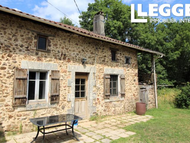 Partiellement habitable maison de 2 chambres avec grange attenante et joli jardin, près de Rochechouart