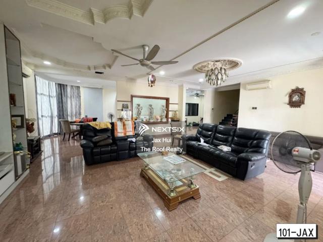 Partly furnished, Facing Garden unblocked view, 3 side by side carpark, Corner unit