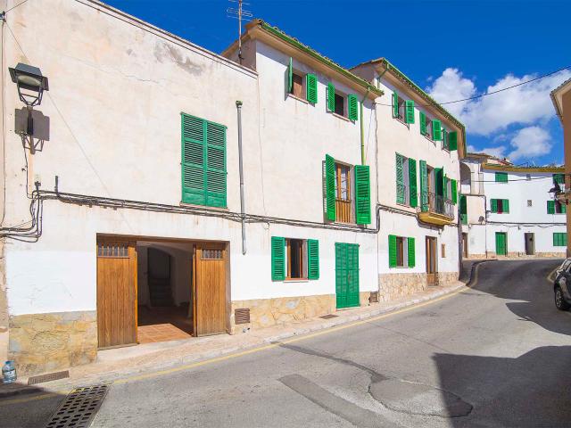Para reformar: 2 casas de pueblo en zona tranquila en Andratx