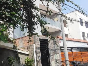 Para toda la familia edificio con tres amplios departamentos