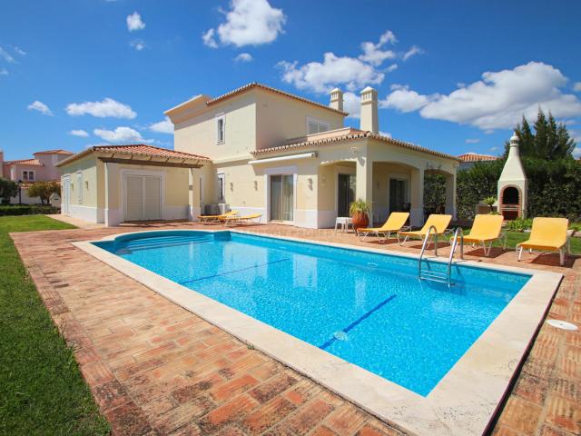 Para venda – Moradia T3 com piscina privada no Gramacho Golf. 152m² Estômbar e Parchal