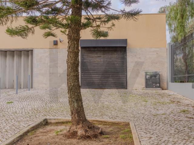Para venda duas Garagens transformadas em Atelier s/legalização com 45m2 na Avenida Azedo Gneco