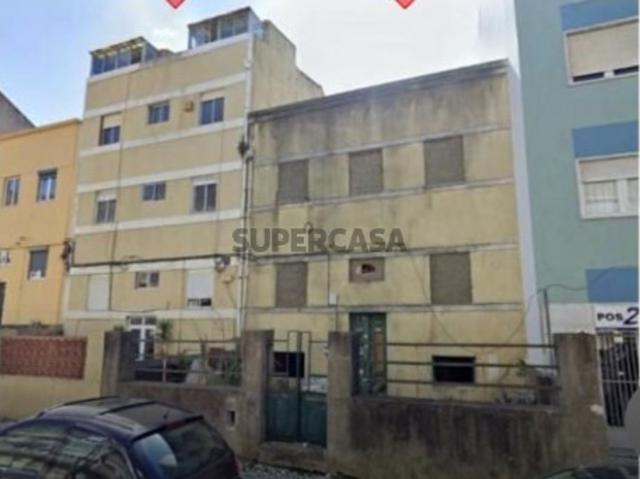 Para venda dois predios em Benfica devolutos
