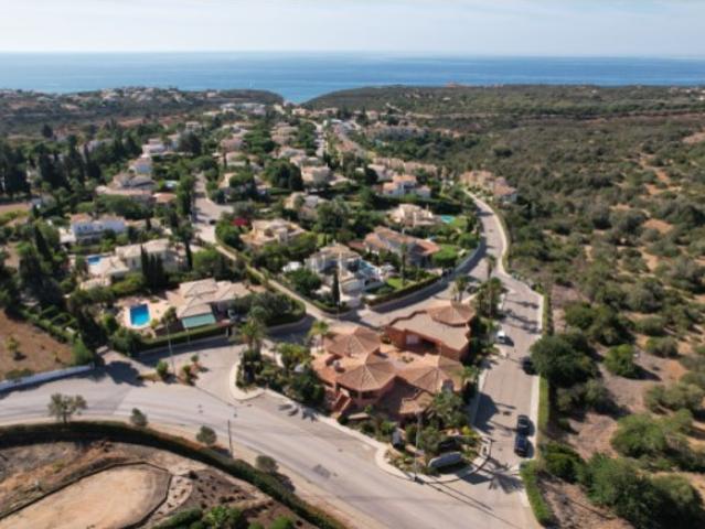 Para venda,perto da praia, 5 lojas e um escritório, Carvoeiro/Algarve