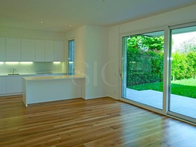 Paradiso 5.5 room luxury apartment with garden and lake view