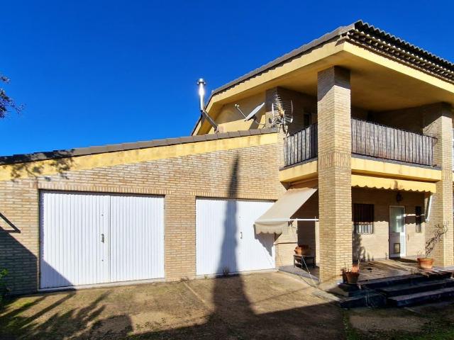 Paraíso Exclusivo en Lagos del Serrano I: Chalet con Impresionantes Vistas al Lago