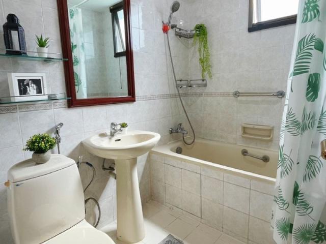 Parc Oasis Condominium Room Rental, $1,249, 1 Bed 1 Bath 160 sqft $7.81 psf