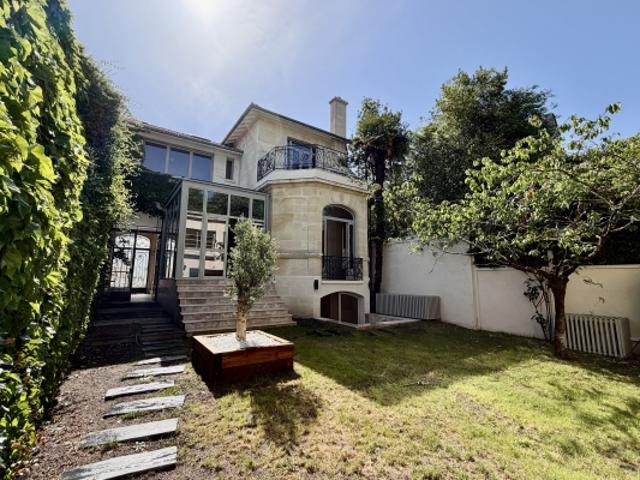PARC BORDELAIS, MAISON BOURGEOISE, JARDIN ET PISCINE INTÉRIEURE, DÉPENDANCE