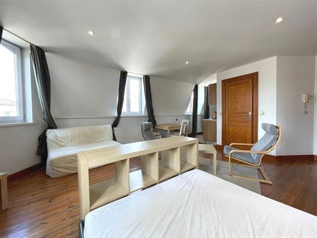 Parc Cinquantenaire! Beau Duplex non meublé à louer