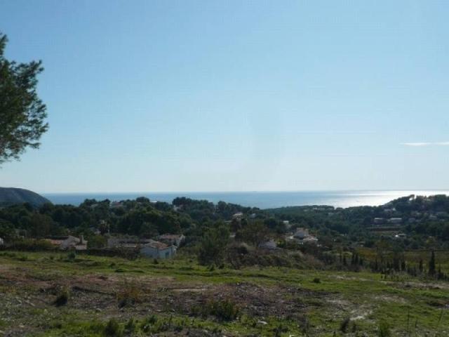 Parcela a poca distancia de Moraira con vistas al mar