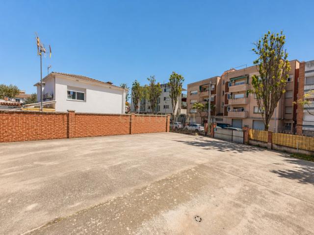 PARCELA COMPLETAMENTE PLANA CON GRAN POTENCIAL URBANÍSTICO