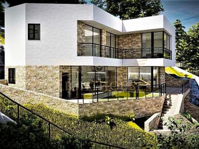 Parcela con vistas al mar edificable con licencia de construcción aprobada y proyecto!