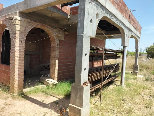 PARCELA CON VIVIENDA EN CONSTRUCCIÓN, CUEVA HABILITADA DE VIVIENDA, AGUA POTABLE Y LUZ