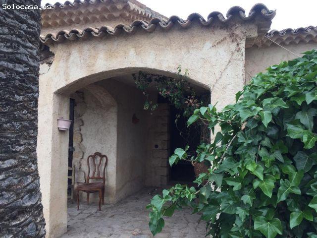 PARCELA CON DOS CASAS PARA REFORMAR, JUNTO COLEGIO DE EN LA HOYA