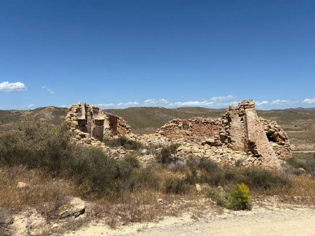 parcela con ruinas en aguamarga
