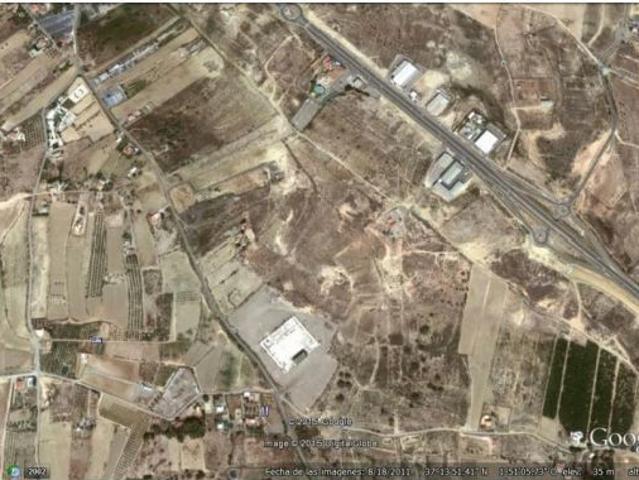 Parcela de terreno asfaltada con construccion, vista desde carretera y acceso por secundaria