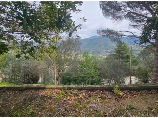 Parcela de 1.000 m2 con vivienda para acabar