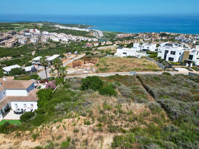 Parcela de 1.250 m² en Alcaidesa con vistas panorámicas al mar, Gibraltar y África