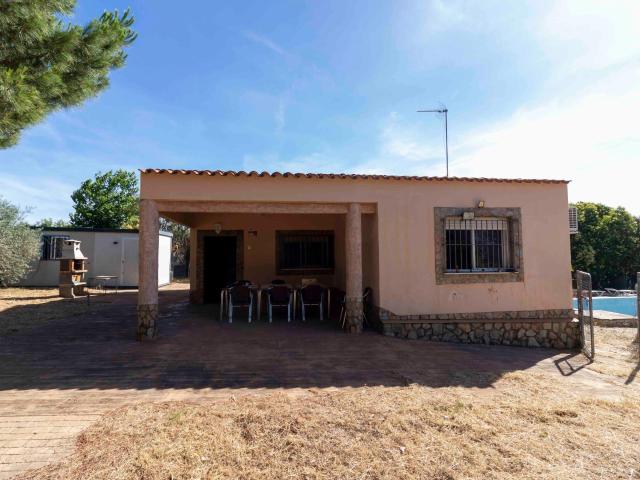 PARCELA DE 2.500 M2 EN CAMPOMANES CON PISCINA Y CASA TU REFUGIO DE TRANQUILIDAD A UN PASO DE BADAJOZ ! PROINDIVISO!