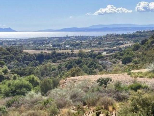 Parcela Excepcional con Vistas Panorámicas y Ubicación de Prestigio entre Estepona y Marbella
