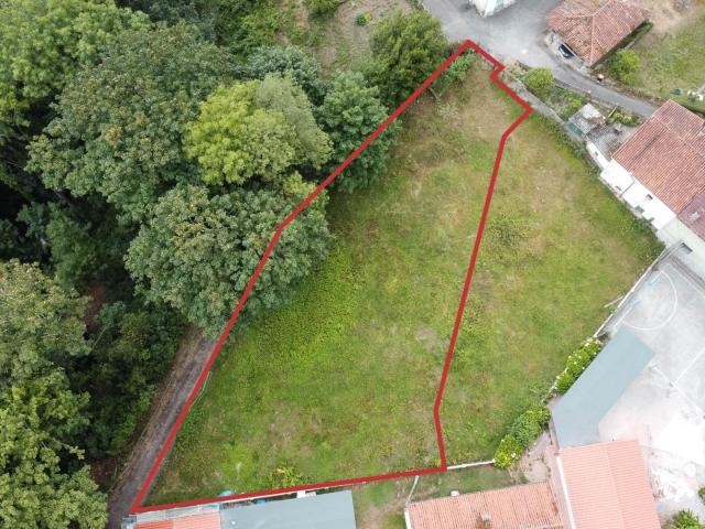 Parcela edificable de 1.024 m² en Caces Las Caldas