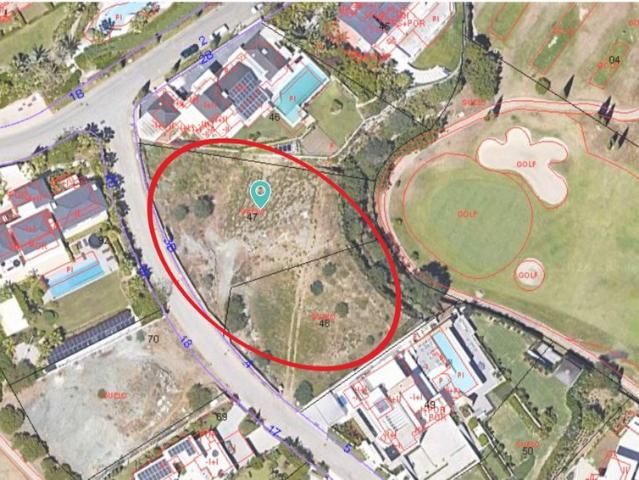 Parcela en venta en Los Flamingos, Benahavis con fantásticas vistas al mar orientada al sur