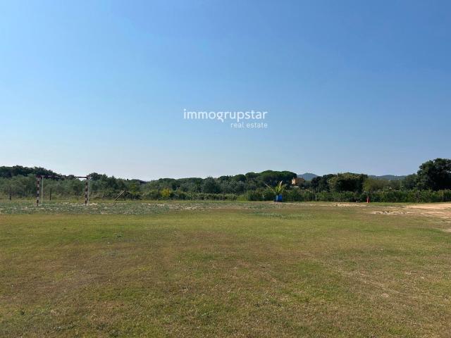 Parcela rústica de 4.000 m² con pozo y luz en Calonge — tota. m² Calonge