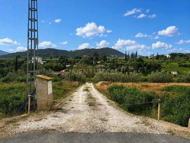 Parcela rústica en Alhaurín el Grande con pozo propio, electricidad y acceso asfaltado