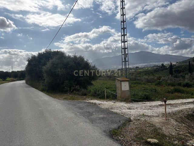 Parcela rústica en Alhaurín el Grande con pozo propio, electricidad y acceso asfaltado