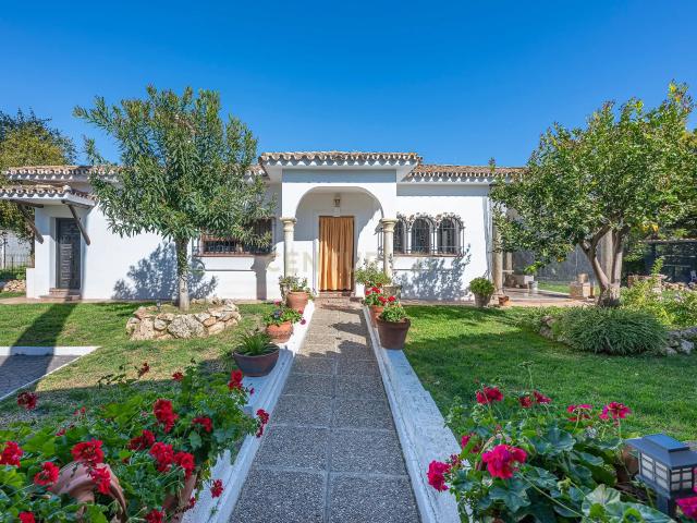 Parcela rústica en venta con casa independiente en Guadalmina Alta