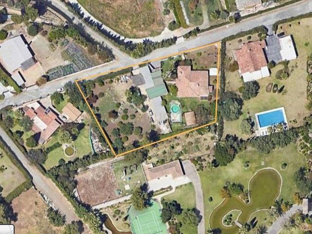 Parcela rústica en venta con casa independiente en Guadalmina Alta