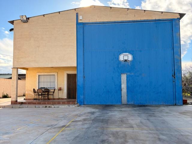 Parcela única con nave, vivienda tipo loft y zona de ocio en entorno tranquilo y bien comunicado
