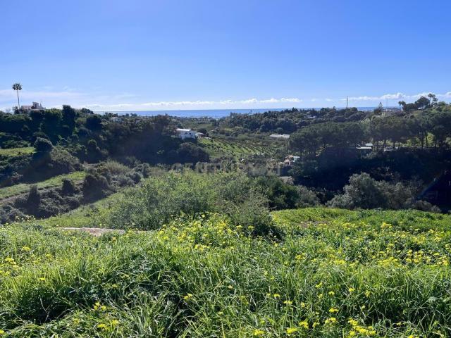 Parcela urbana con espectaculares vistas panorámicas al mar en Estepona