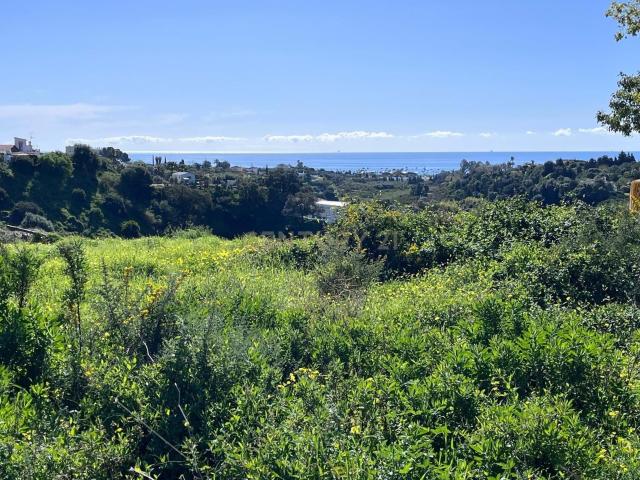 Parcela urbana con espectaculares vistas panorámicas al mar en Estepona
