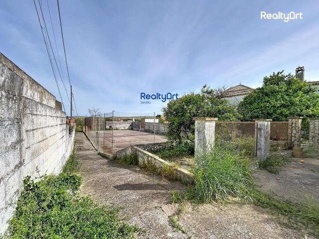 Parcela Urbana Consolidada de 4.100 m2 con Construcciones y Gran Potencial de Desarrollo Oportunidad en Valencina