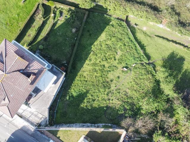 Parcela urbana de 784 m² para dos chalets adosados con todos los servicios en Prahúa, Pravia