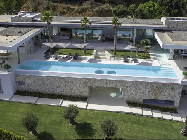 Parcela urbana de 3636 m2 cercana a Sierra Blanca en plena Milla de Oro de Marbella con proyecto básico para construir 3 villas de lujo