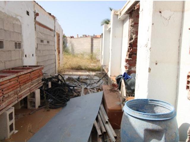 ? Parcela Urbana de Casi 1.000 m2 con Casa a Reformar en Los Girasoles, San Vicente – ¡Oportunidad Ú