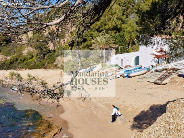 Parcela urbana en Cala Canyelles con vistas a mar. Construible