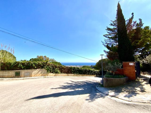 Parcela urbana en La Cisa con vistas al mar y proyecto para vivienda de 653 m2 en Premià de Dalt