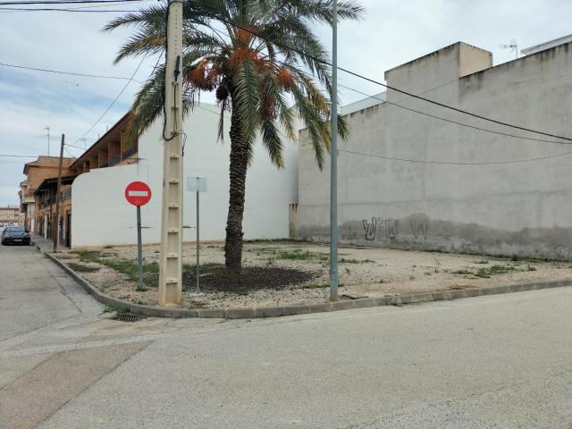 Parcela urbana esquina en Cox