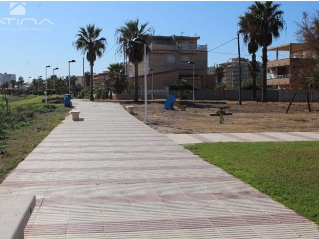 Parcela urbanística en venta en la Playa de Daimús de 1.073 m2, a 450 metros del mar, con orientació